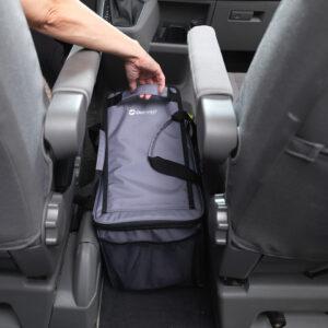 Outwell Eagle Van M Kühltasche zwischen Vordersitzen im Campervan