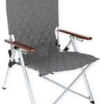 Sedia da campeggio pieghevole Joplin Deluxe, grigia con trapuntatura a rombi e braccioli in legno